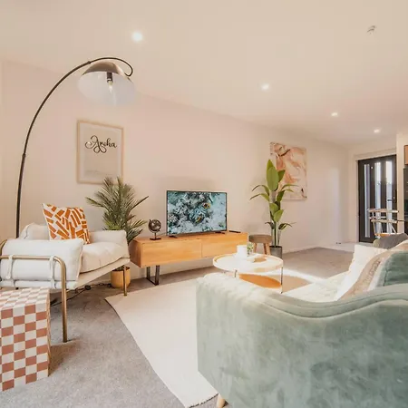 Designer 2Br Flat - Outdoor Sitting & Cozy Ambiance Villa Christchurch Exterior photo